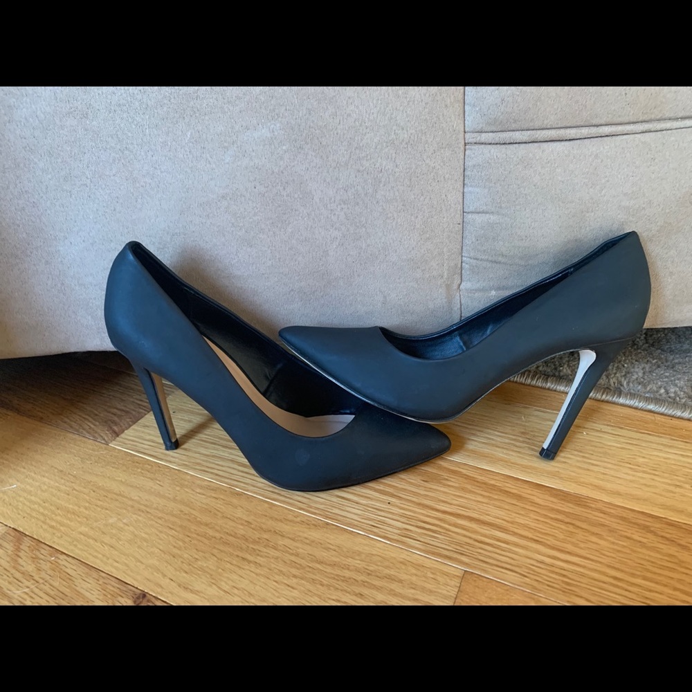 Black pointed toe heels!